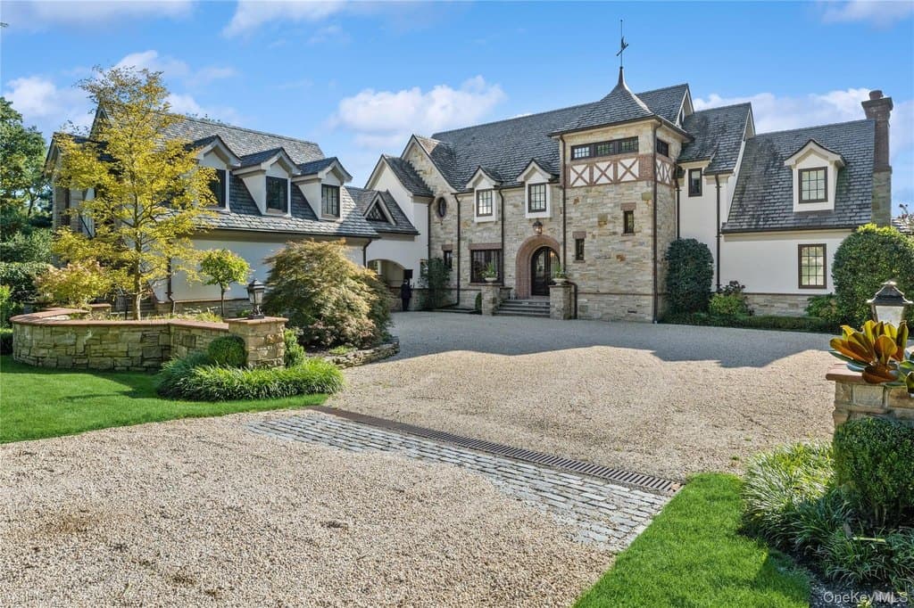 6 bedroom house for sale at 200 Centre Island Rd Centre Island - $8,500,000