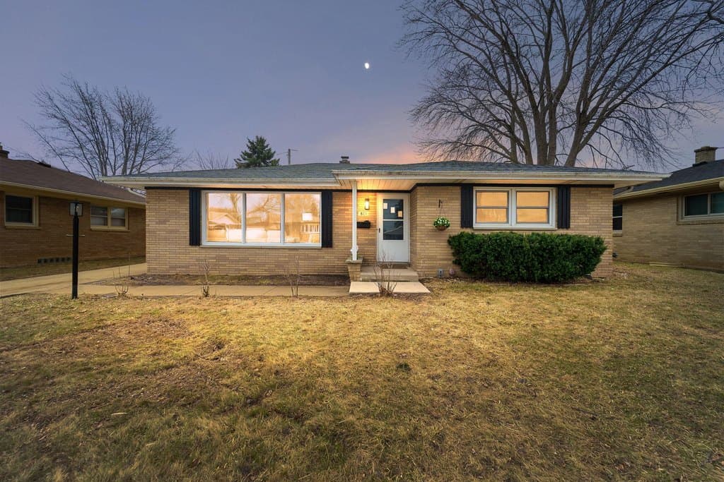3 bedroom house for sale at 821 Saxony Dr Racine 53402 - $290,000