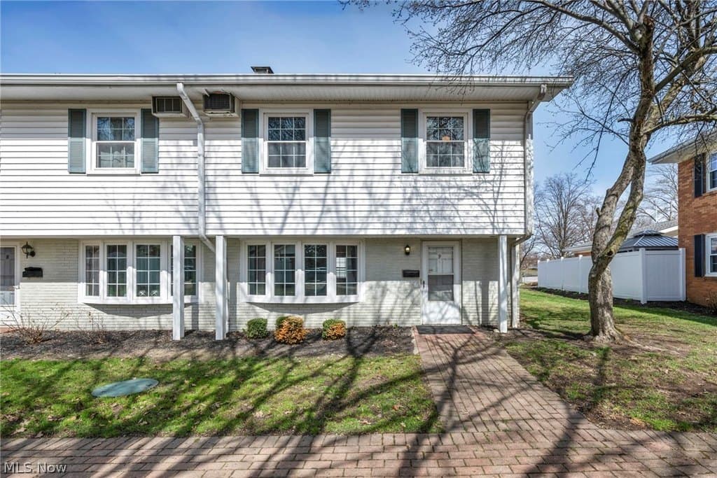 4 bedroom condo for sale at 15 Meadowlawn Dr Unit 9 Mentor 44060 - $217,000