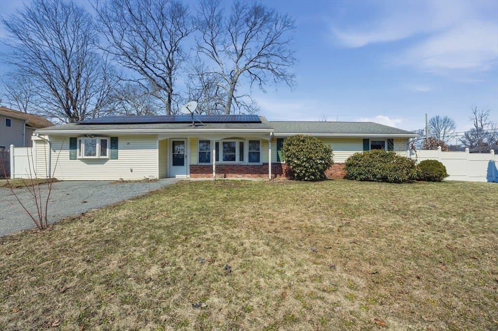 4 bedroom house for sale at 25 Courtfield Dr Brockton - $425,000