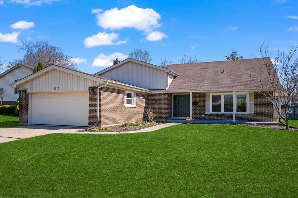 4 bedroom house for sale at 1919 N Pinetree Dr Arlington Heights - $625,000