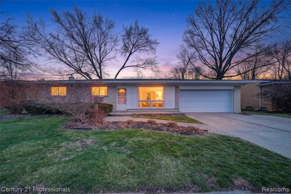 3 bedroom house for sale at 36040 Ladywood St Livonia 48154 - $389,500