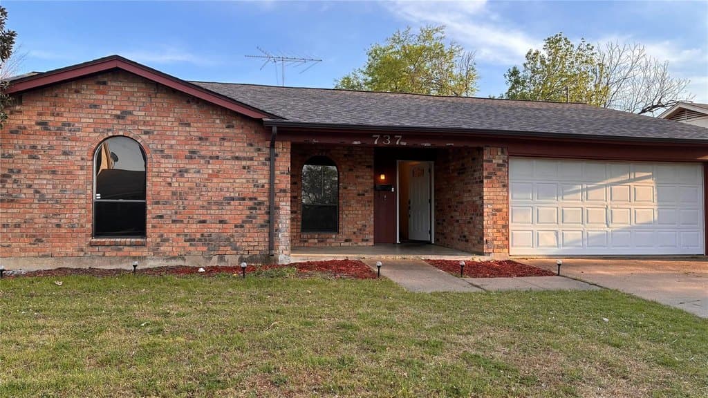4 bedroom house for sale at 737 Ash St Burleson - $330,000