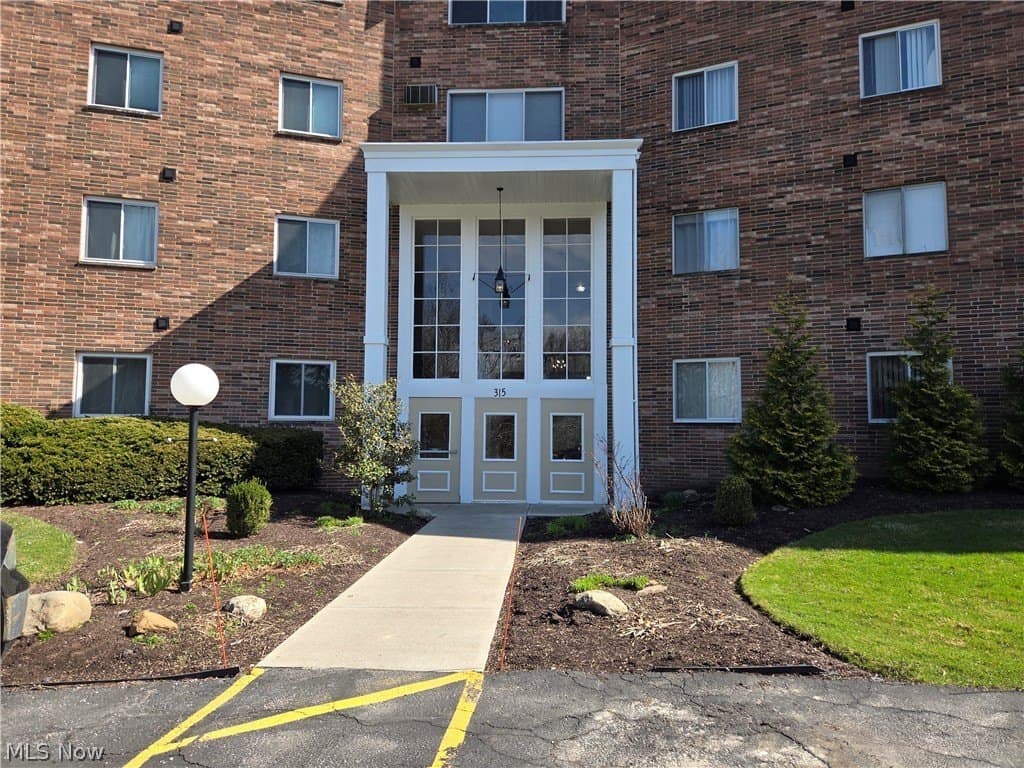 3 bedroom condo for sale at 315 Solon Rd Apt 309 Chagrin Falls - $193,000