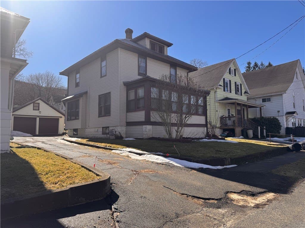 3 bedroom house for sale at 74 Rockland Ave Bradford - $134,900