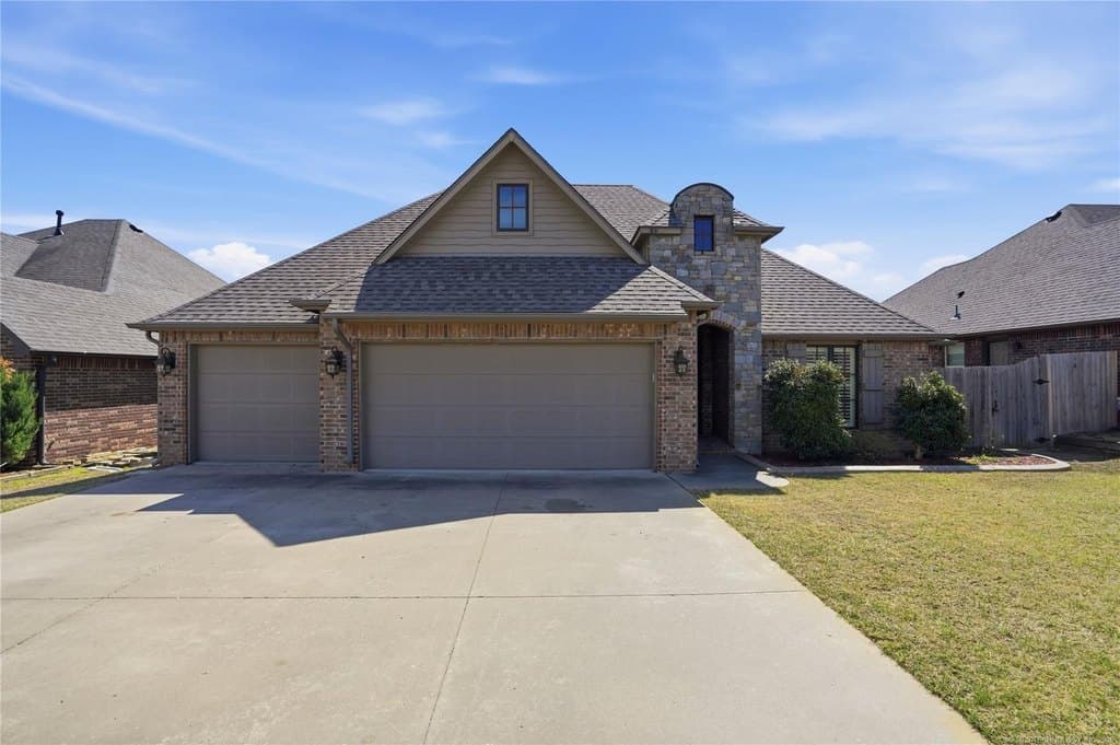 3 bedroom house for sale at 7406 E 83rd Pl N Owasso 74055 - $389,900