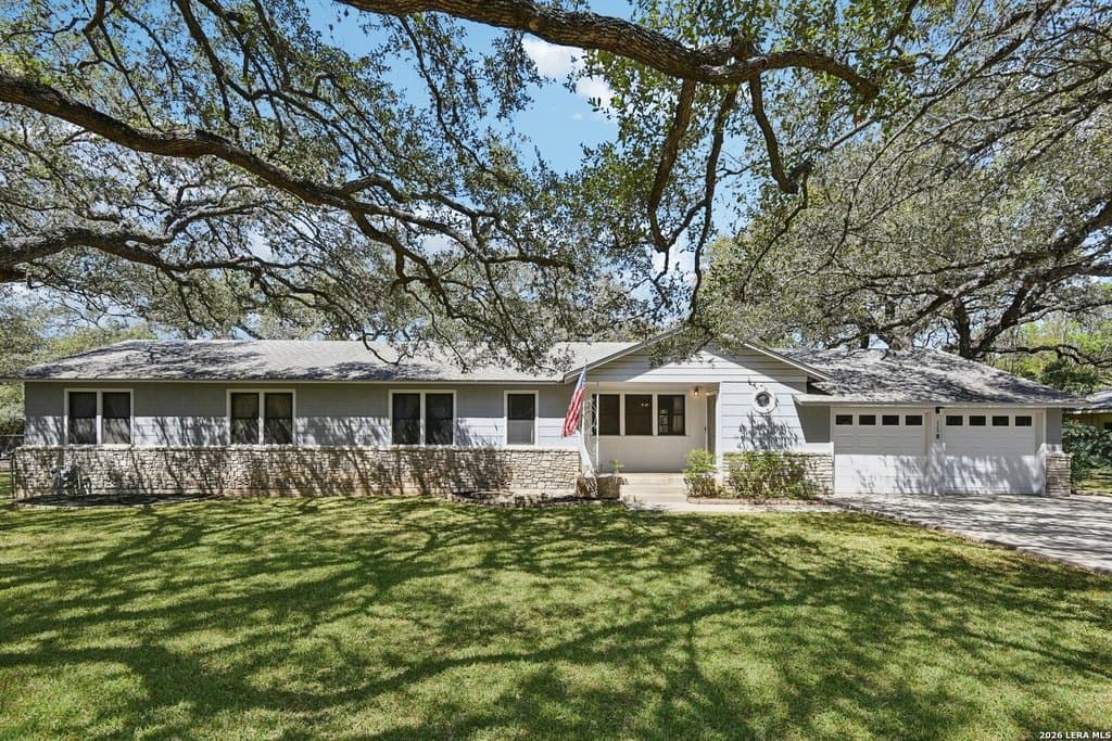 3 bedroom house for sale at 115 Dogwood Ln Castle Hills - $405,000