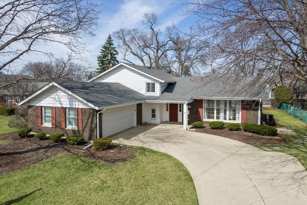 4 bedroom house for sale at 1606 W Concord Dr Arlington Heights - $525,000