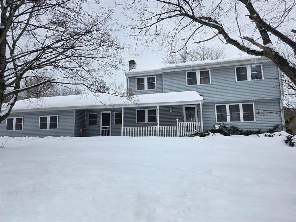 4 bedroom house for sale at 232 School St Groveland 01834 - $649,900