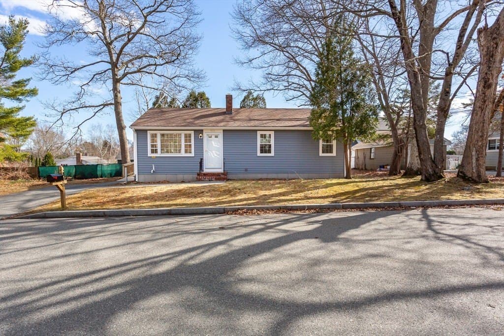 3 bedroom house for sale at 946 Thorndike St New Bedford 02745 - $499,000