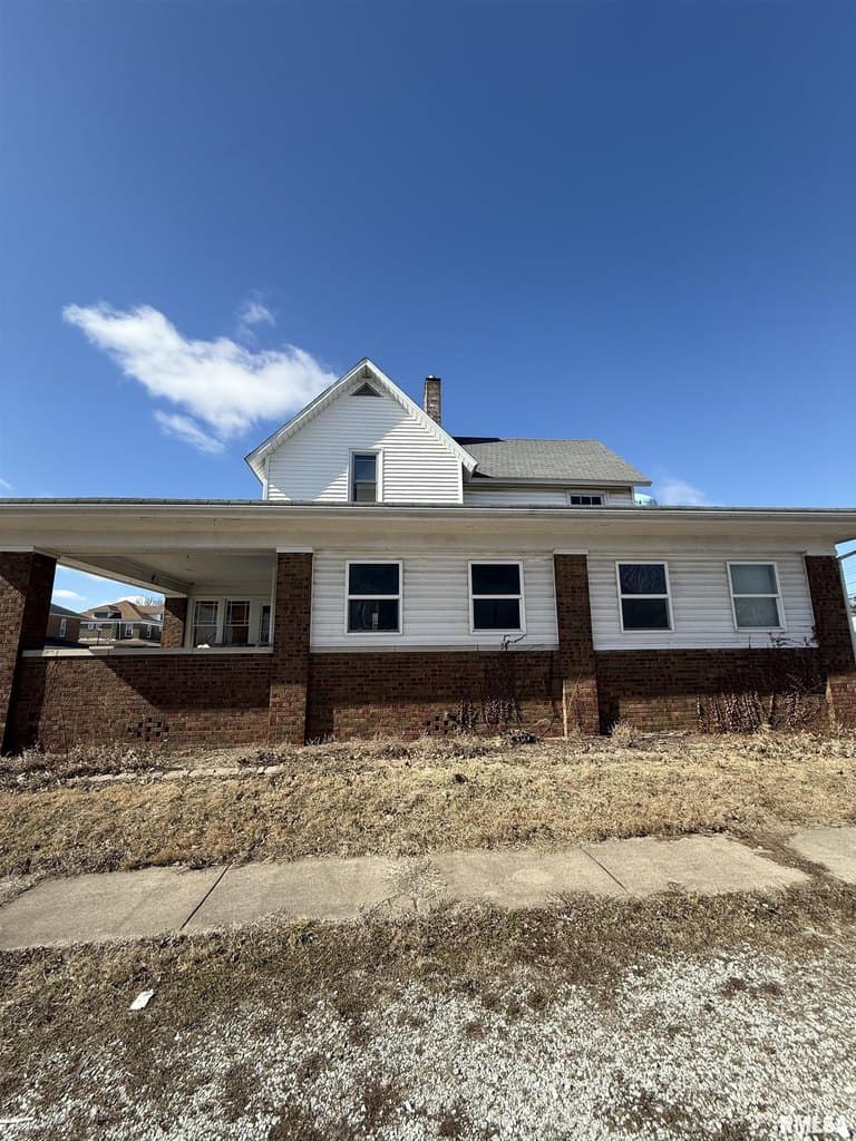 4 bedroom house for sale at 119 E Broadway St Astoria - $45,000