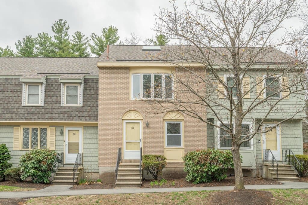 2 bedroom townhouse for sale at 61 Sentry Way East Merrimack 03054 - $394,900