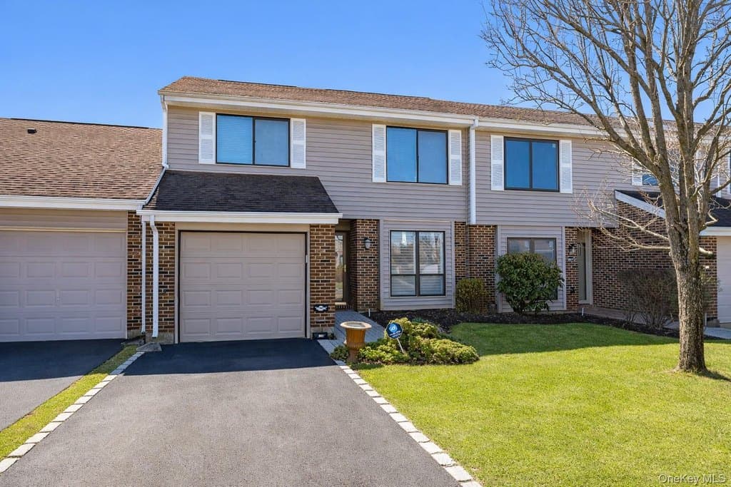 2 bedroom condo for sale at 240 Pond View Ln Smithtown 11787 - $699,888