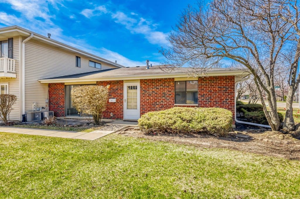 2 bedroom condo for sale at 1318 Yarmouth Ct Unit 0 Schaumburg 60193 - $262,900