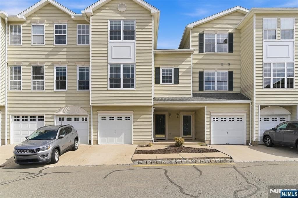 2 bedroom townhouse for sale at 78 Wildflower Ln Unit 1604 Morristown 07960 - $589,900