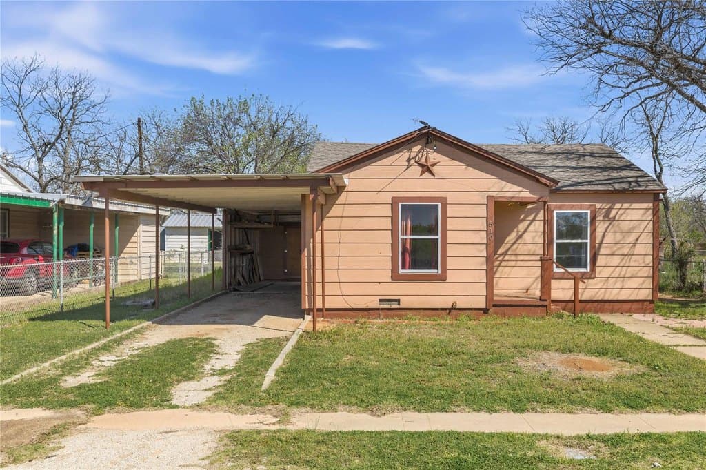 2 bedroom house for sale at 510 Medcalf St Bangs - $70,000