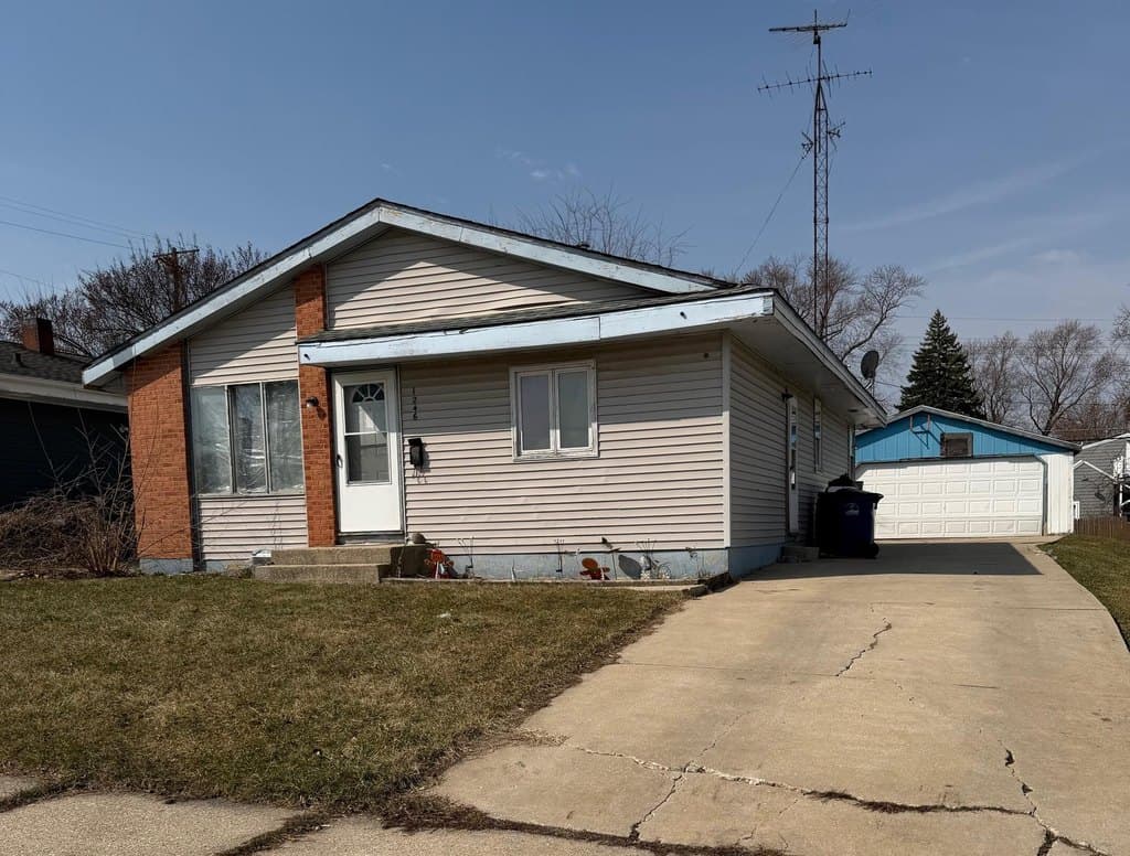 4 bedroom house for sale at 1246 Orchard St Racine 53405 - $125,000