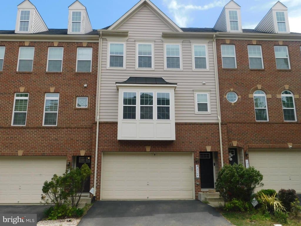 3 bedroom townhouse for sale at 12705 Bedford Glen Way Lake Ridge 22192 - $635,000