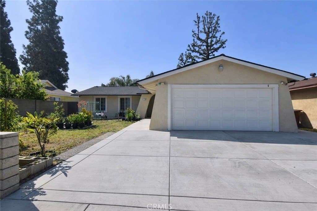 4 bedroom house for sale at 1912 E Clifpark Way Anaheim - $930,000
