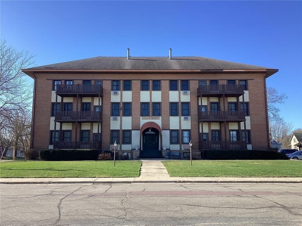 2 bedroom condo for sale at 913 Abbott St Apt 204 Albert Lea - $109,900