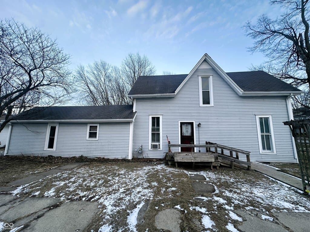 4 bedroom house for sale at 302 E Washington St Waynetown - $199,900