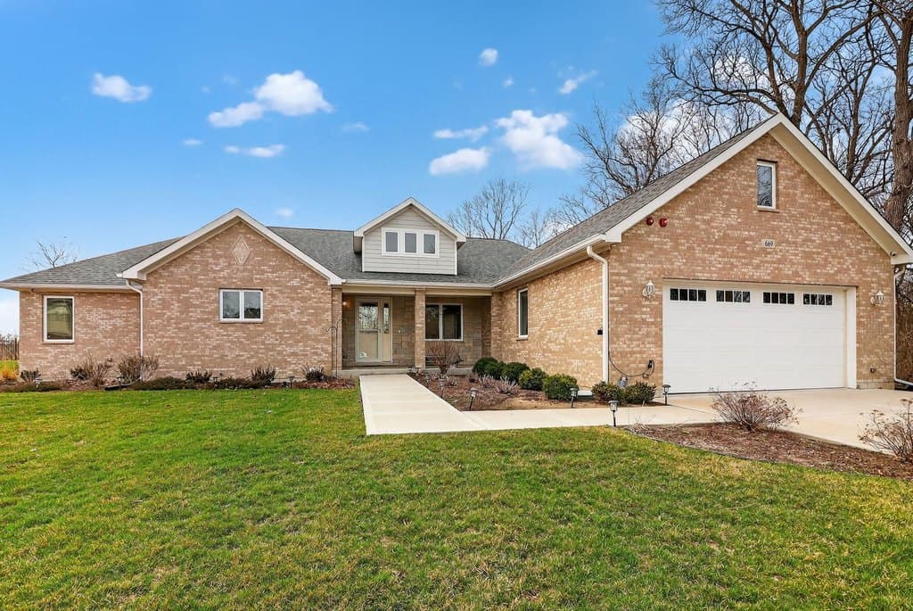 4 bedroom house for sale at 669 E Byron Ave Addison - $789,900