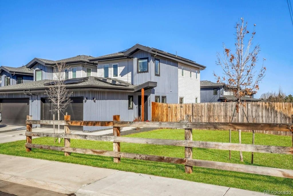 5 bedroom house for sale at 1000 Xenon St Applewood - $774,900