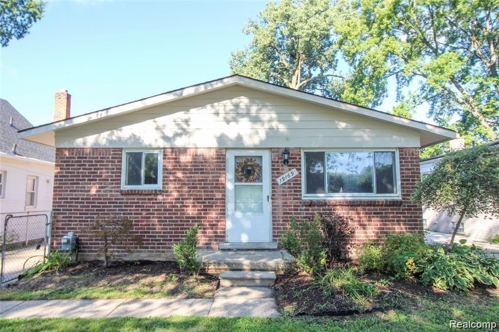 3 bedroom house for sale at 19169 Inkster Rd Livonia 48152 - $210,000