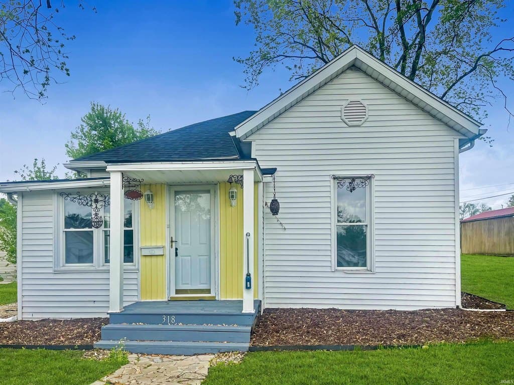 2 bedroom house for sale at 318 W 10th St Bicknell - $99,900
