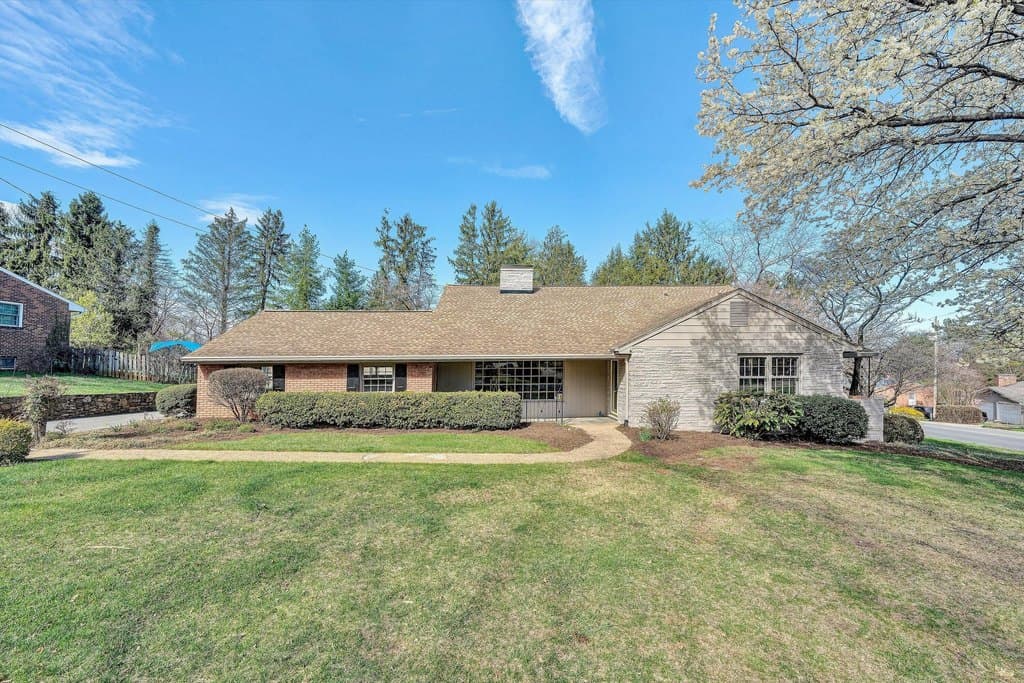 4 bedroom house for sale at 2240 Pommel Dr Cave Spring - $519,000