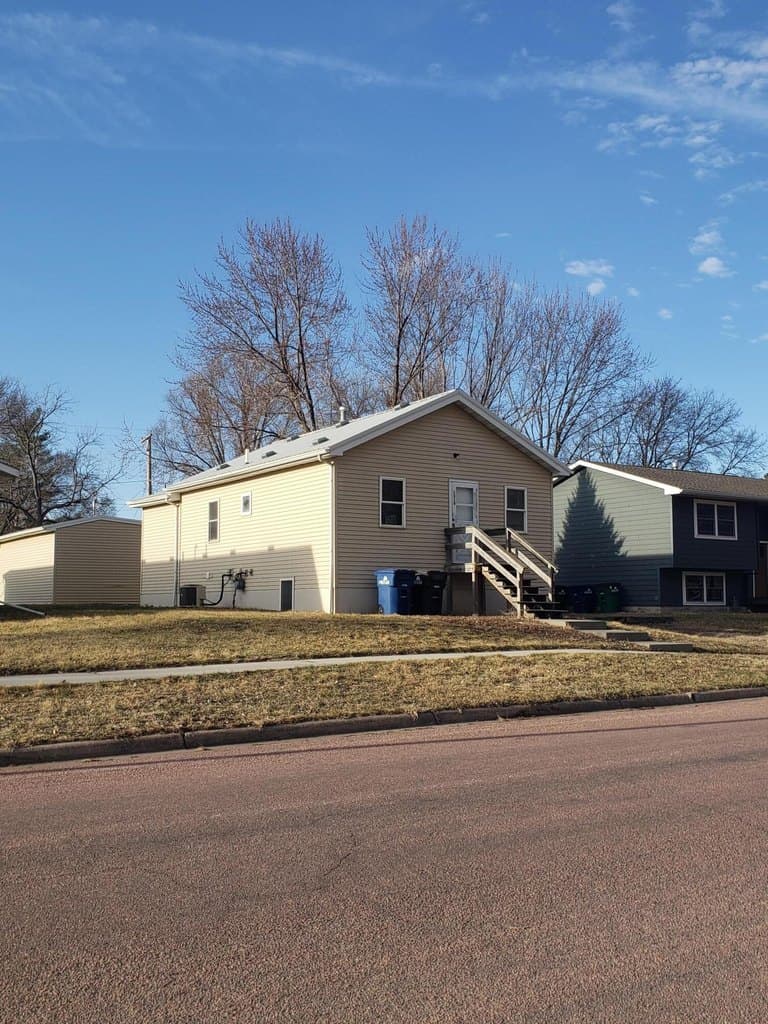 3 bedroom house for sale at 1319 E Ash Ave Mitchell 57301 - $165,000