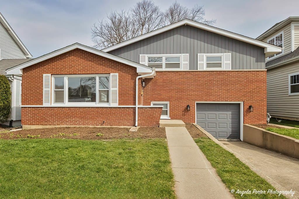 4 bedroom house for sale at 410 W Mueller St Arlington Heights - $529,000