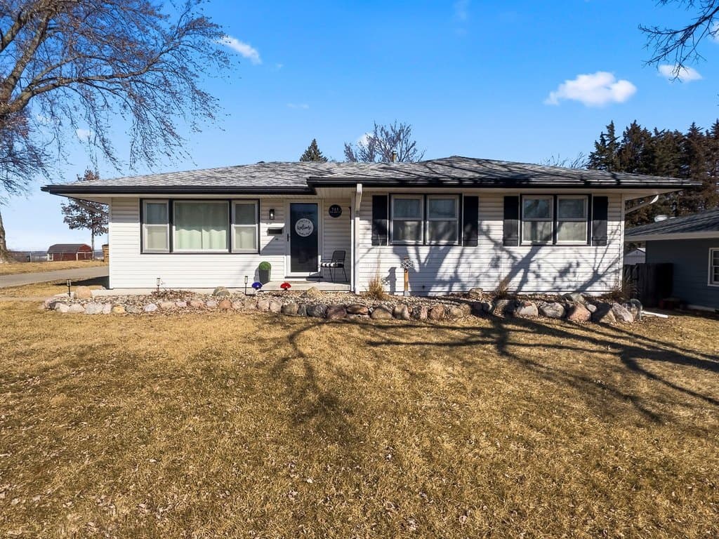 3 bedroom house for sale at 715 Stuart St Carlisle - $250,000