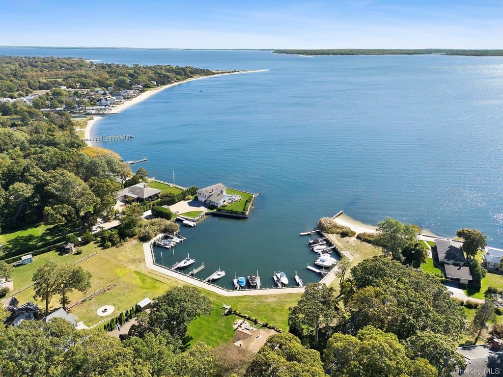 3 bedroom house for sale at 16 Primrose Ln Aquebogue - $899,999