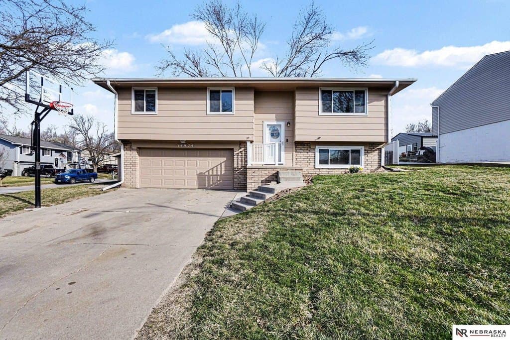 3 bedroom house for sale at 14924 Margo St Chalco - $310,000
