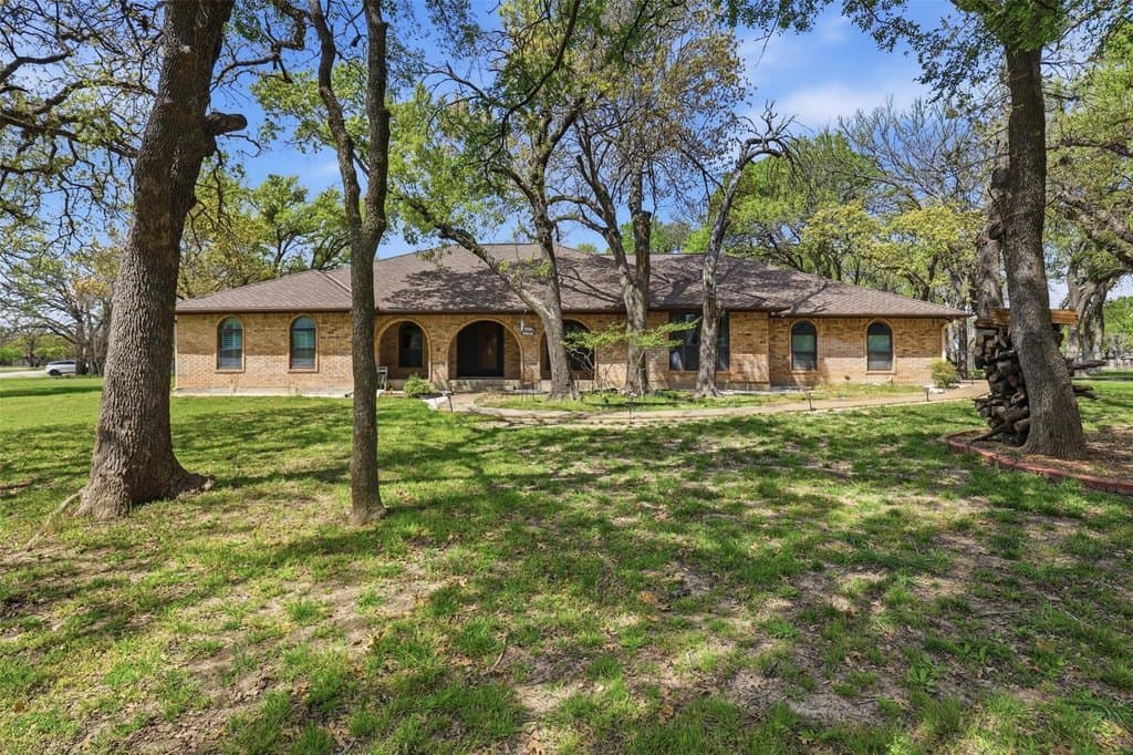 4 bedroom house for sale at 3000 Yucca Rd Weatherford 76087 - $695,000