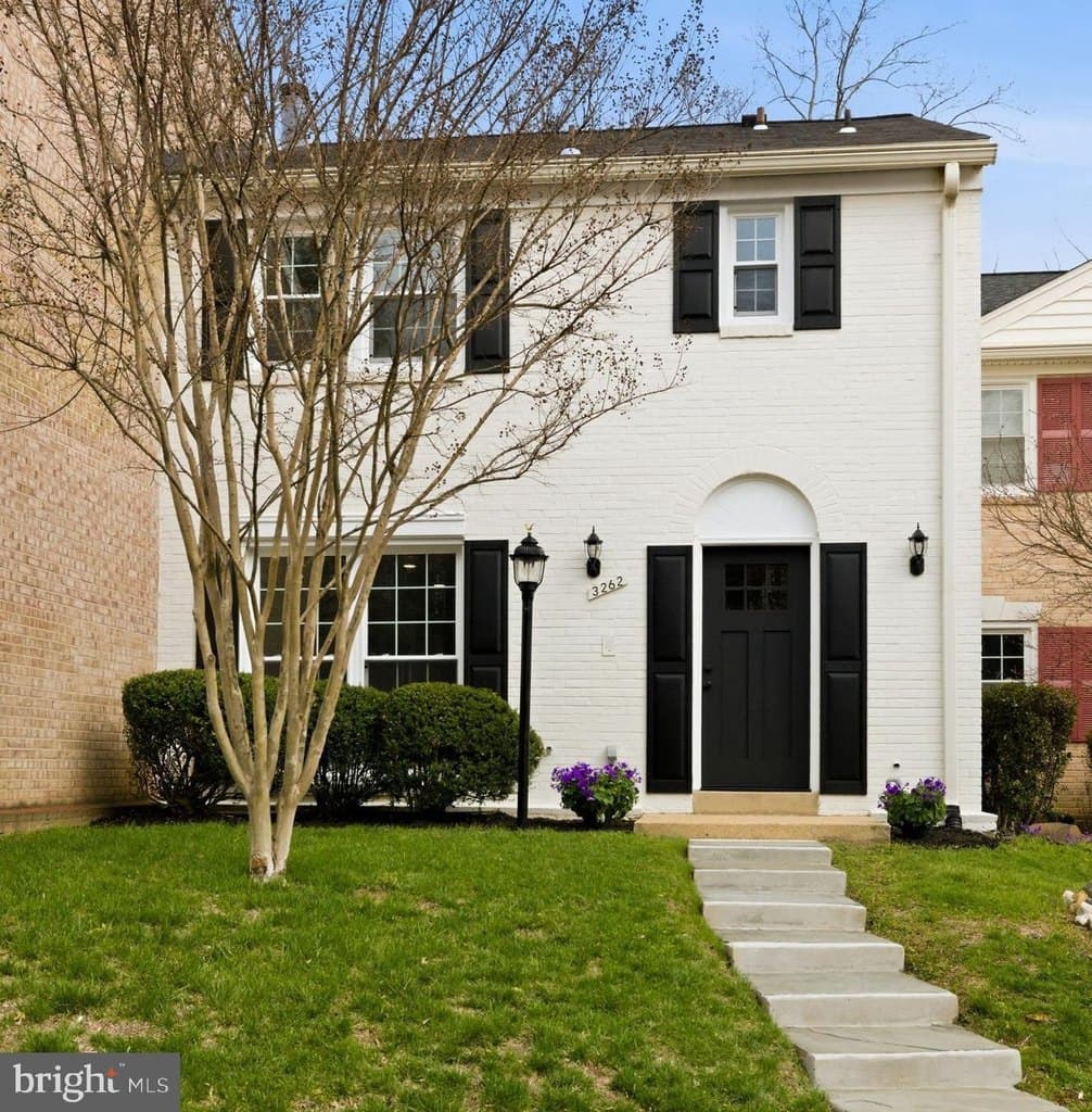 3 bedroom townhouse for sale at 3262 Cambridge Ct Fairfax 22030 - $715,000