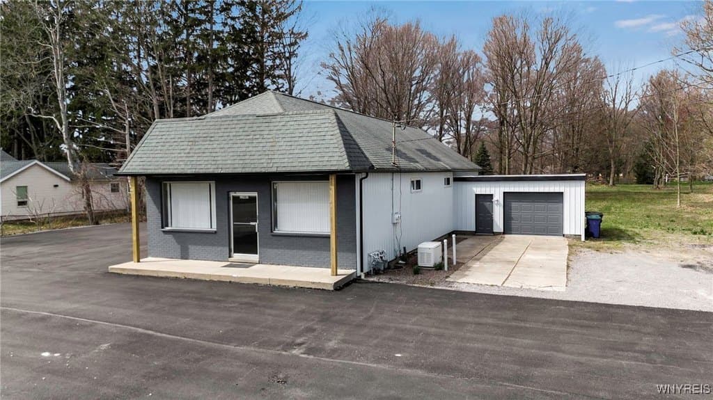 4 bedroom house for sale at 12482 Broadway St Alden - $349,900