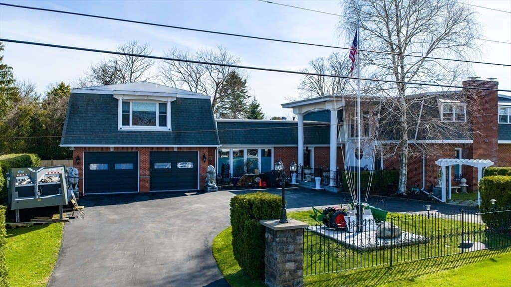 3 bedroom house for sale at 6 Middlefield Pl Acushnet - $919,000