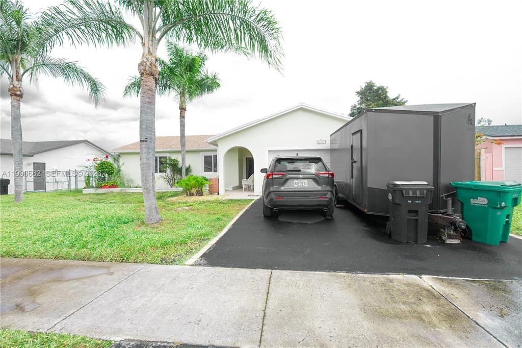 3 bedroom house for sale at 26581 SW 122nd Ct Homestead 33032 - $575,000