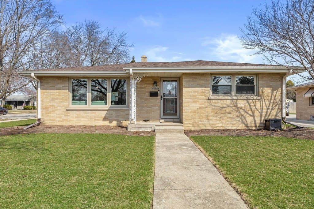 3 bedroom house for sale at 2424 24th St Kenosha 53140 - $369,900