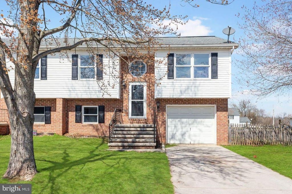 3 bedroom townhouse for sale at 28 Town Cir Abbottstown - $229,900