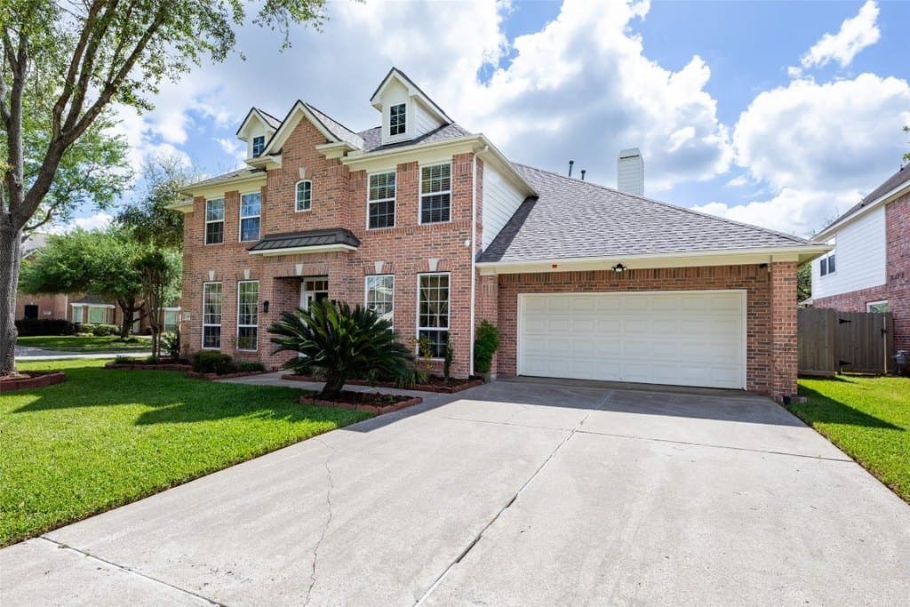 4 bedroom house for sale at 2407 Royal Palm Ct League City 77573 - $689,400