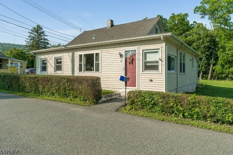 2 bedroom house for sale at 6 Franklin St Broadway - $289,999