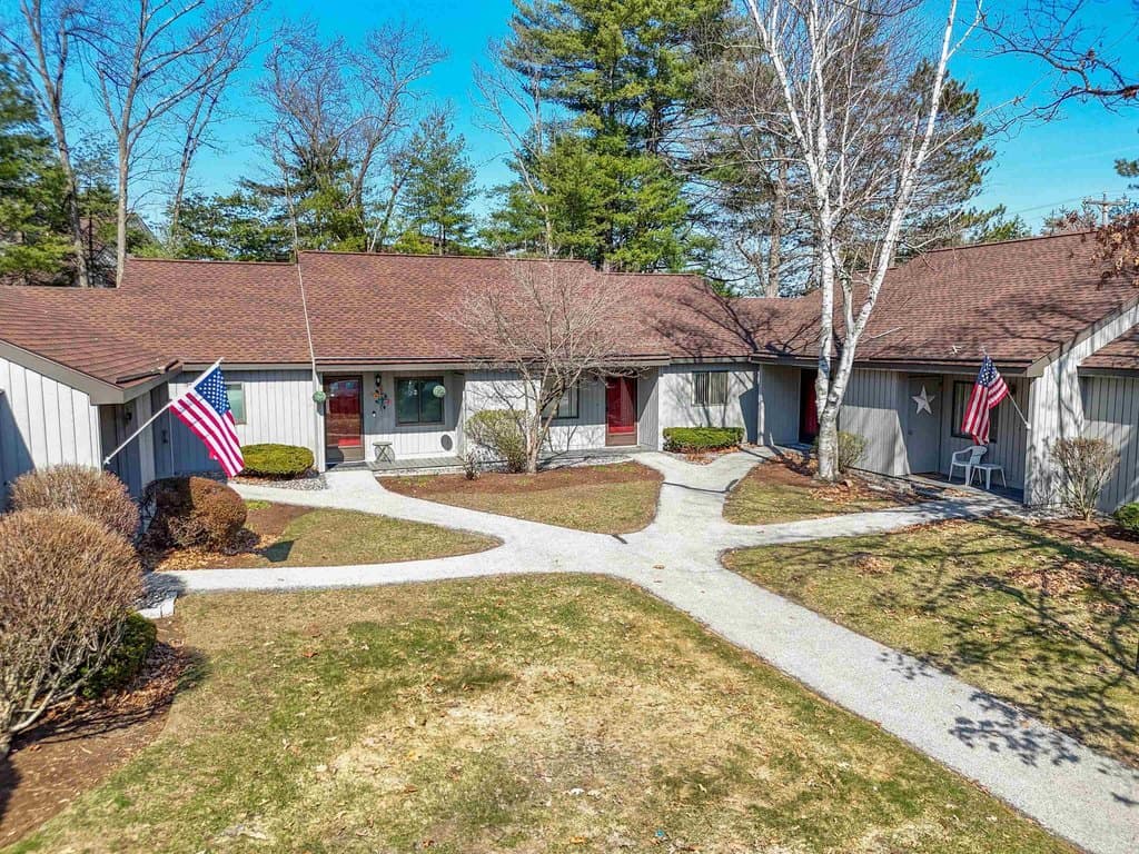 2 bedroom townhouse for sale at 3 Essex Green Dr East Merrimack 03054 - $279,000