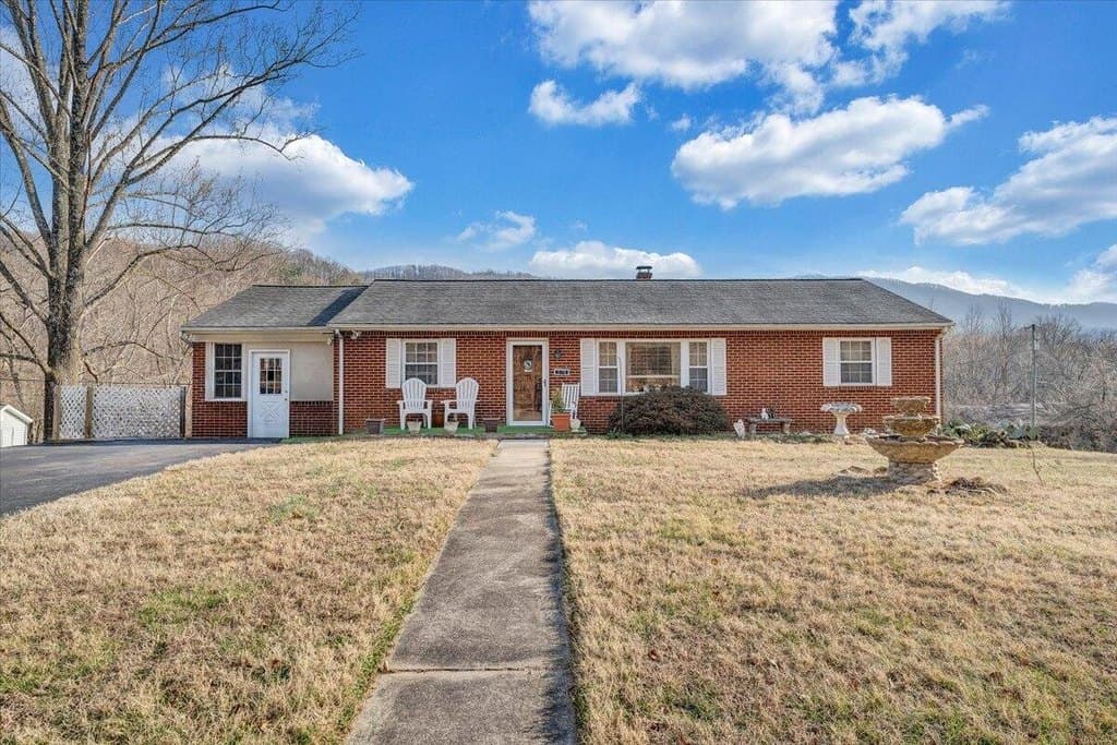 3 bedroom house for sale at 378 Archway Rd Blue Ridge - $299,000