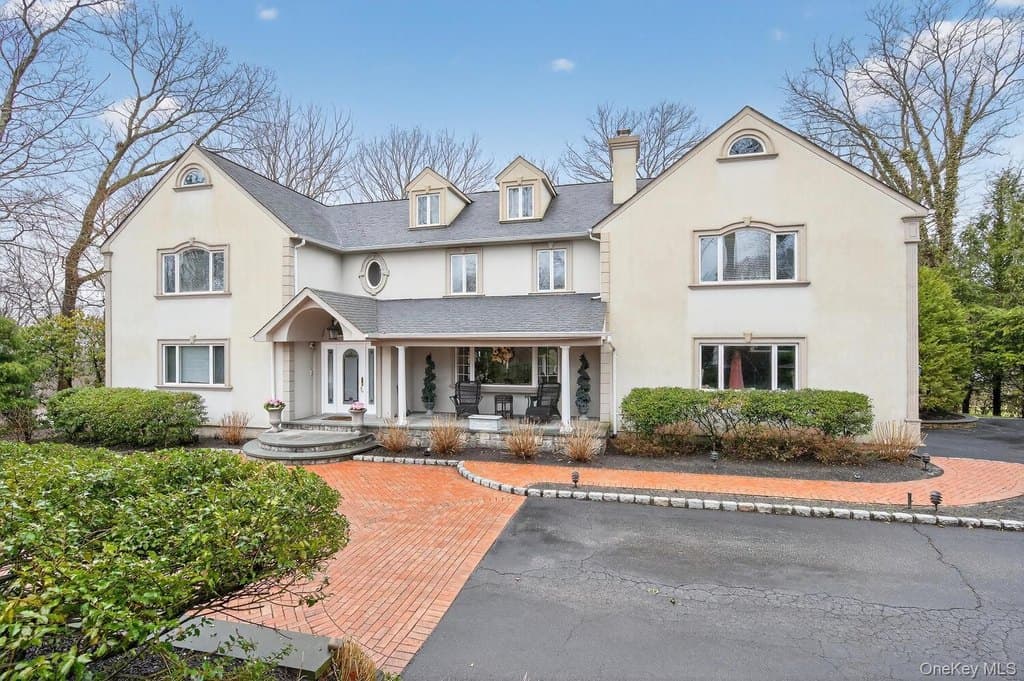 4 bedroom house for sale at 23 Beaverhill Ln Huntington 11743 - $1,689,000