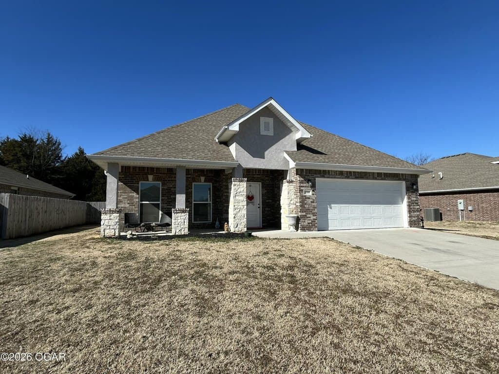 3 bedroom house for sale at 5189 Evergreen Rd Airport Drive - $329,500