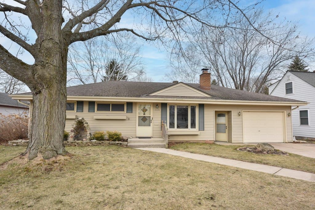 3 bedroom house for sale at 1115 2nd Ave Grafton 53024 - $294,900