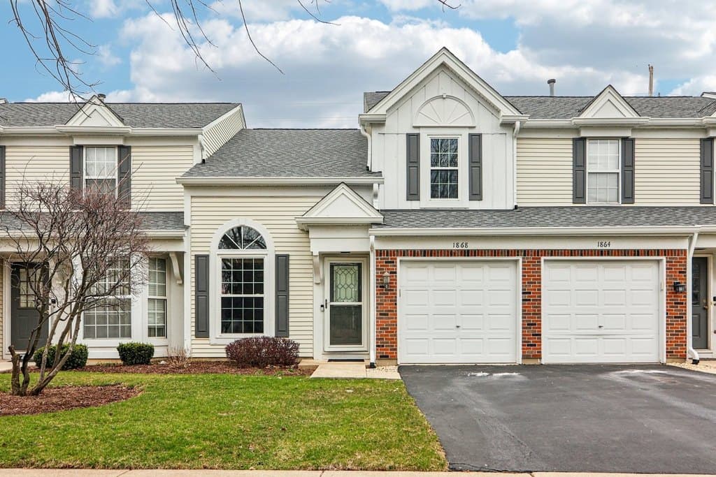 2 bedroom townhouse for sale at 1868 Brighton St Downers Grove 60516 - $319,000